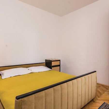 4 Bedroom Awesome Apartment In Starigrad Dış mekan fotoğraf