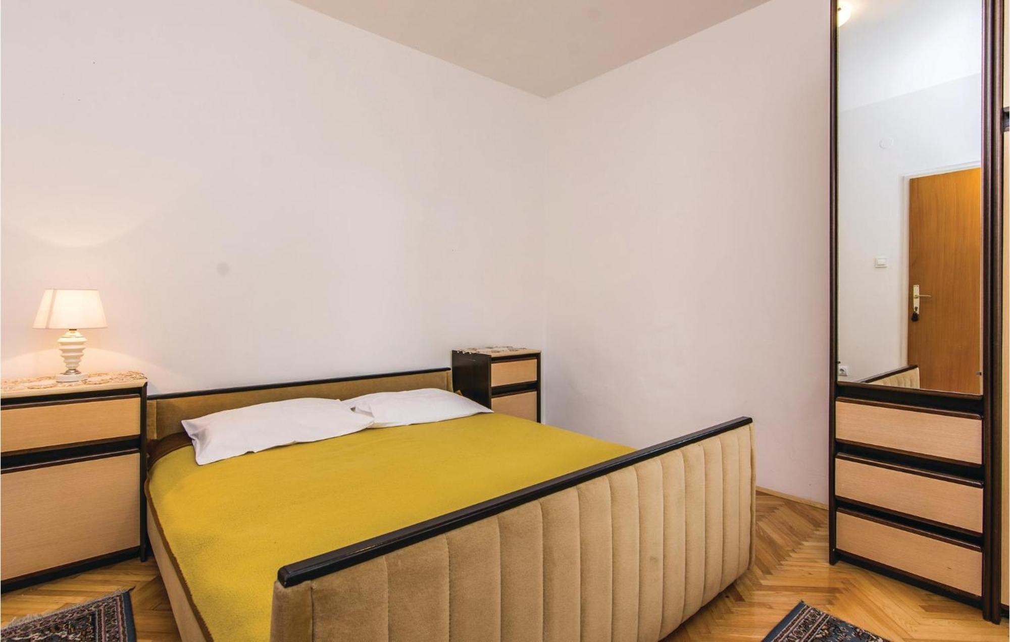 4 Bedroom Awesome Apartment In Starigrad Dış mekan fotoğraf