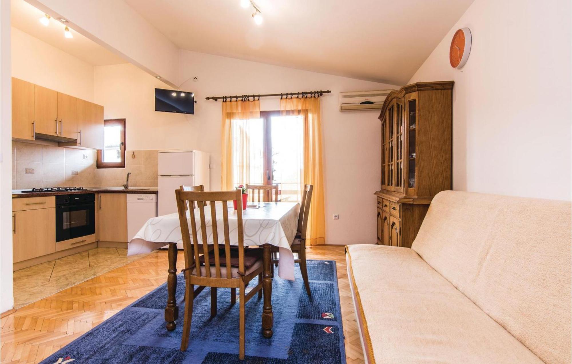4 Bedroom Awesome Apartment In Starigrad Dış mekan fotoğraf