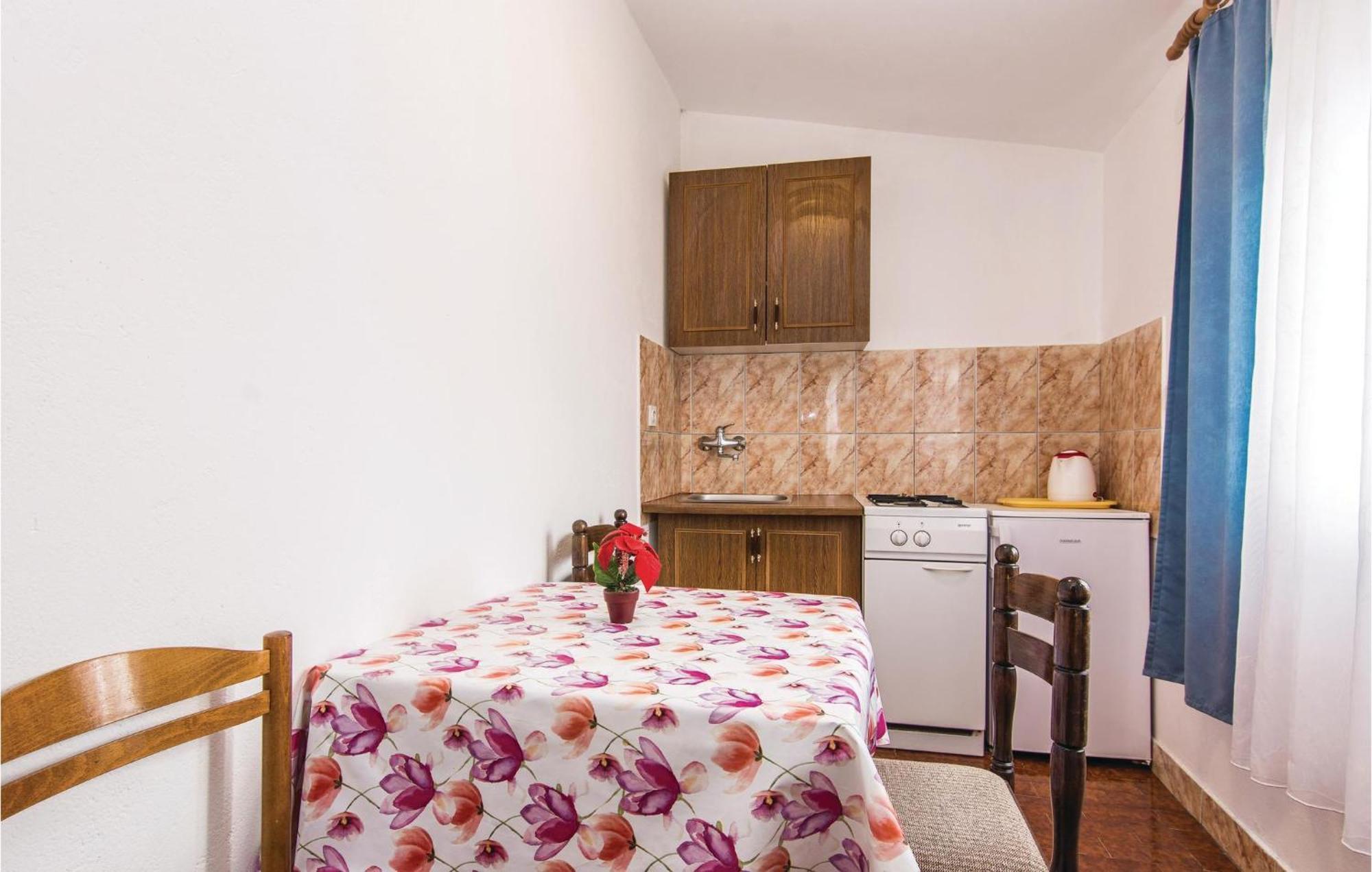 4 Bedroom Awesome Apartment In Starigrad Dış mekan fotoğraf