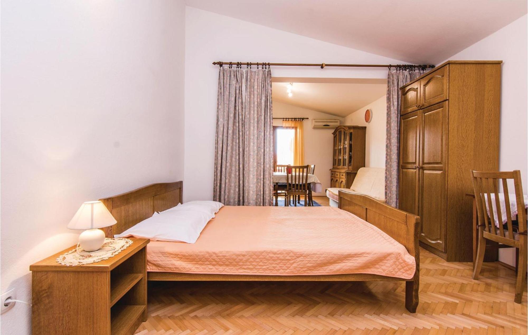 4 Bedroom Awesome Apartment In Starigrad Dış mekan fotoğraf