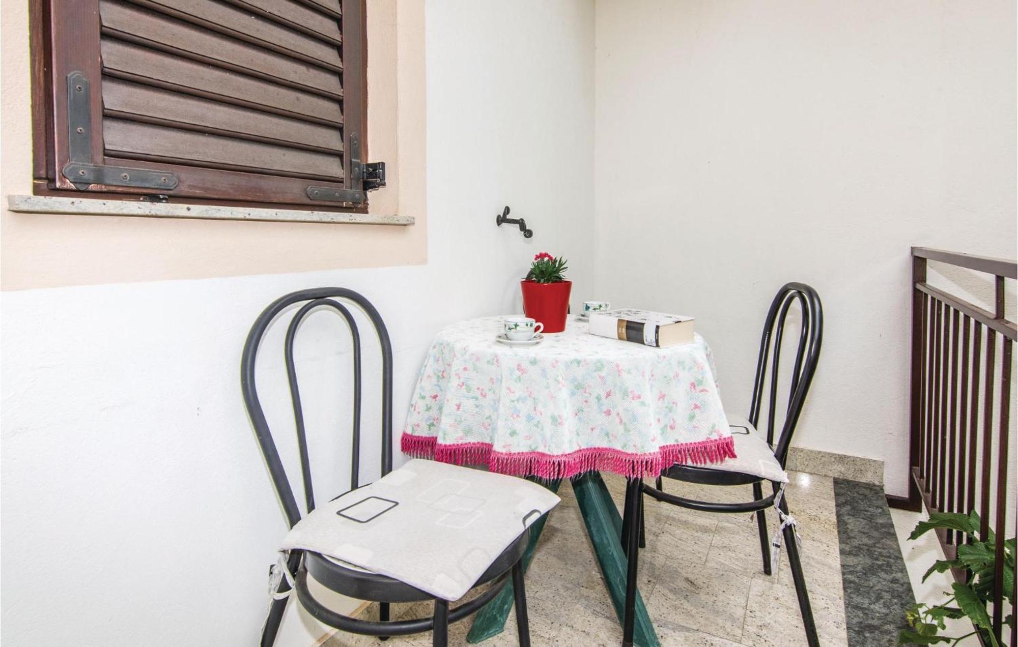 4 Bedroom Awesome Apartment In Starigrad Dış mekan fotoğraf