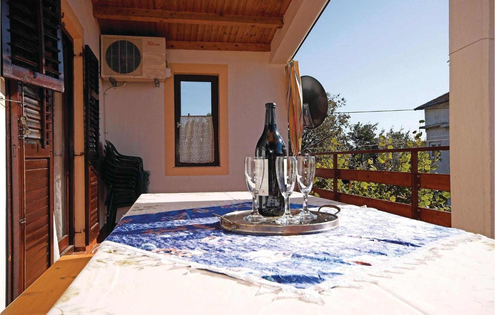 4 Bedroom Awesome Apartment In Starigrad Dış mekan fotoğraf
