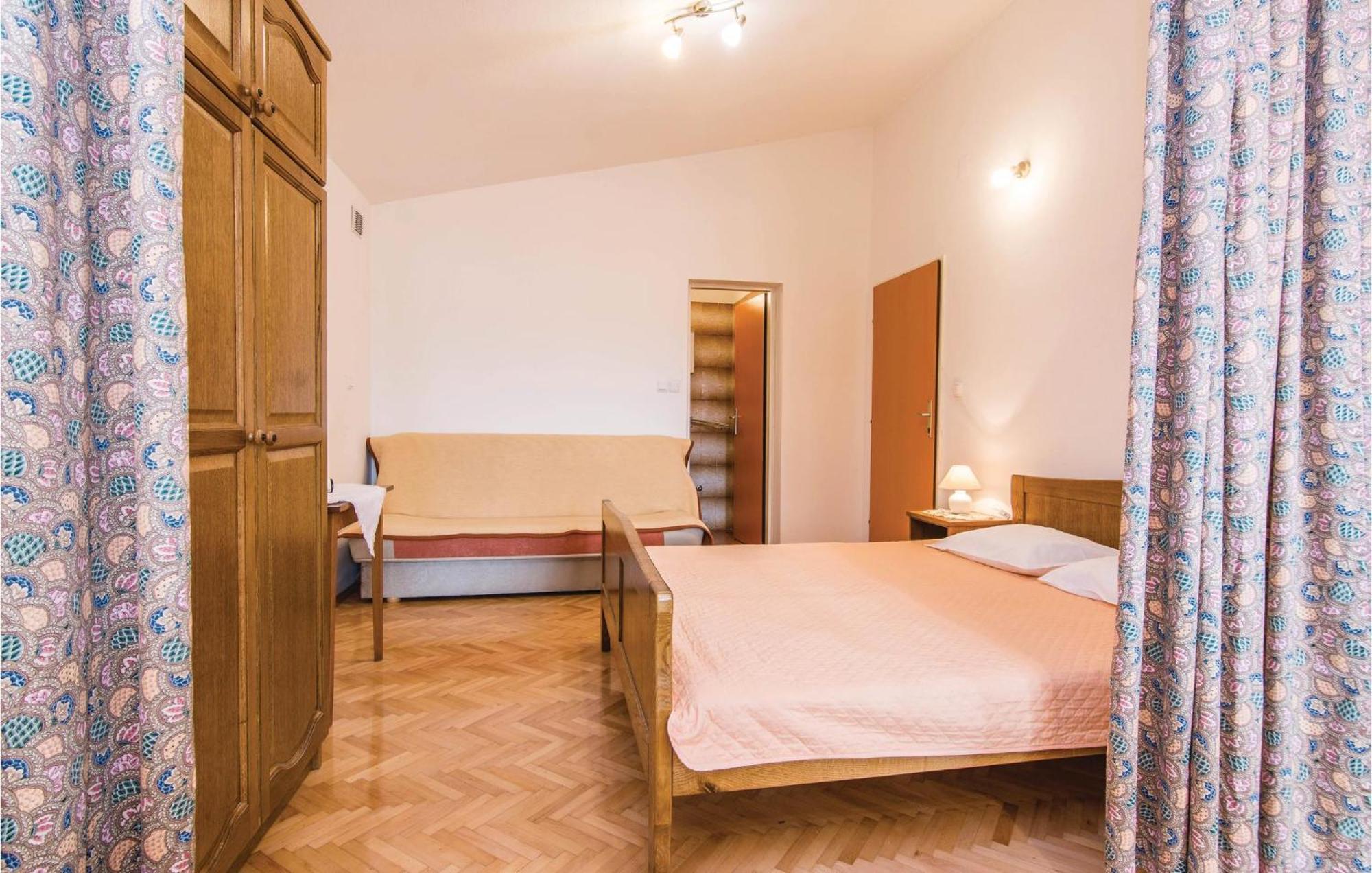 4 Bedroom Awesome Apartment In Starigrad Dış mekan fotoğraf