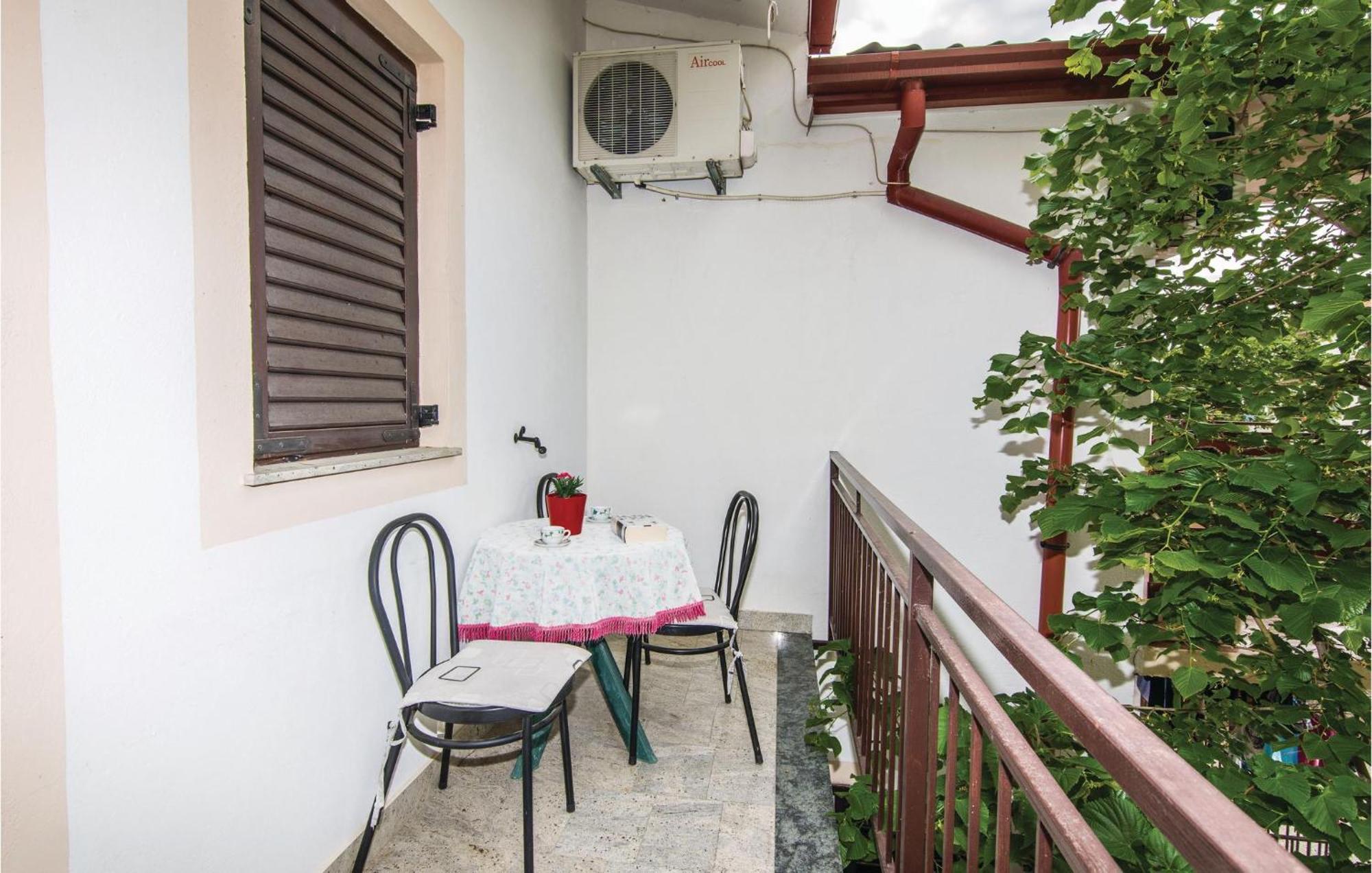 4 Bedroom Awesome Apartment In Starigrad Dış mekan fotoğraf